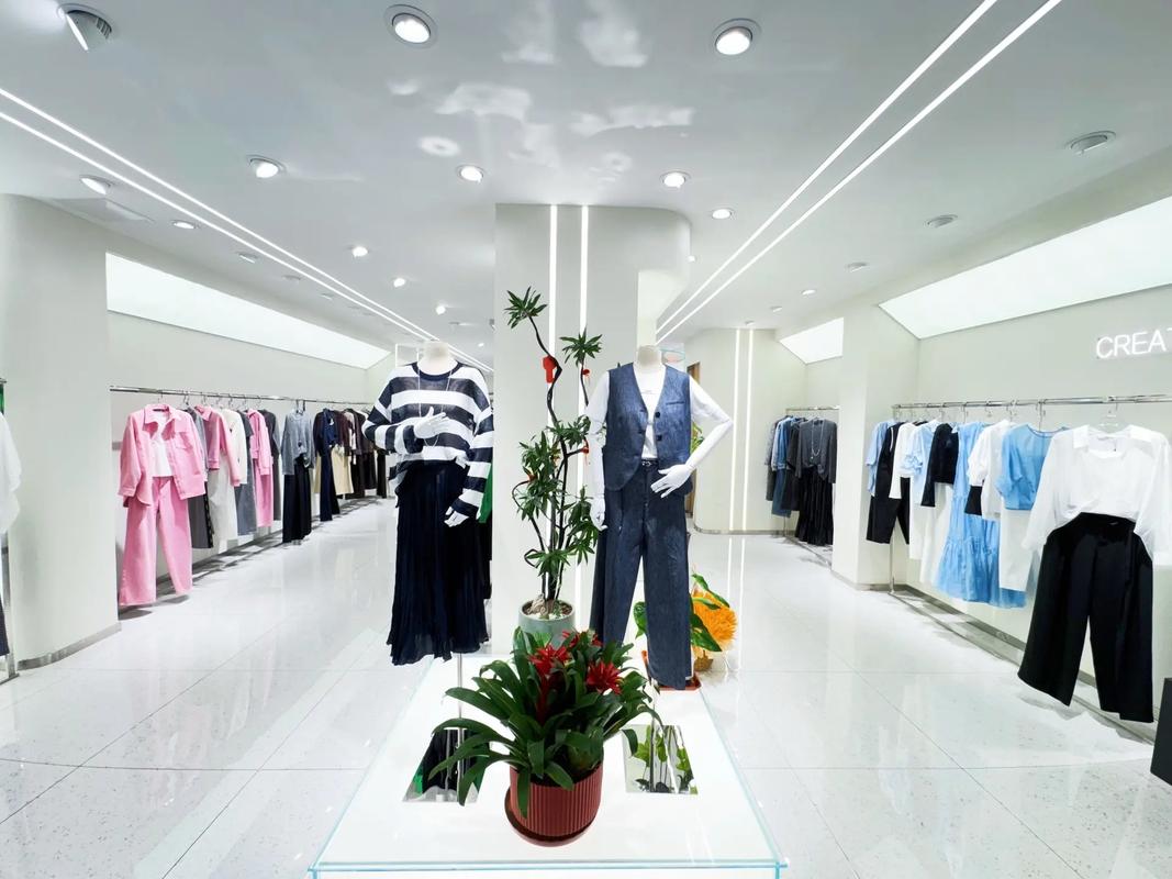 新品來(lái)襲 顏值與實(shí)力并存的服裝與飾品陳列展示